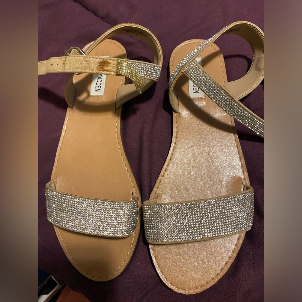 Sandals flat a little damaged on the strap
